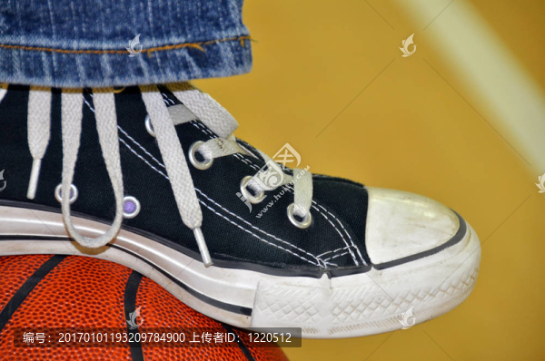 在籃球運動鞋