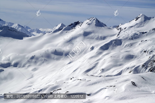 雪的山坡為自由式滑雪