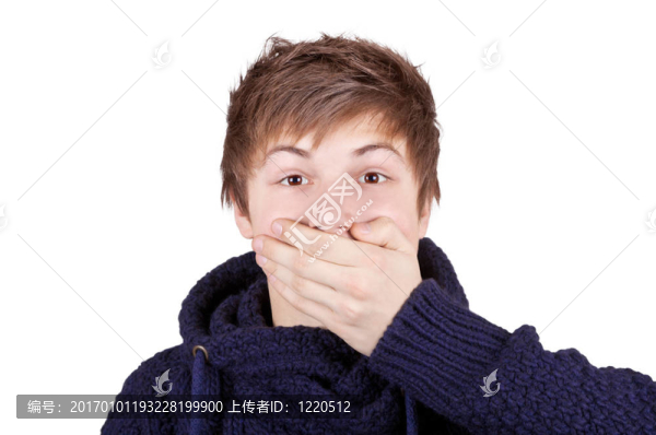 男孩用一只手閉上了嘴