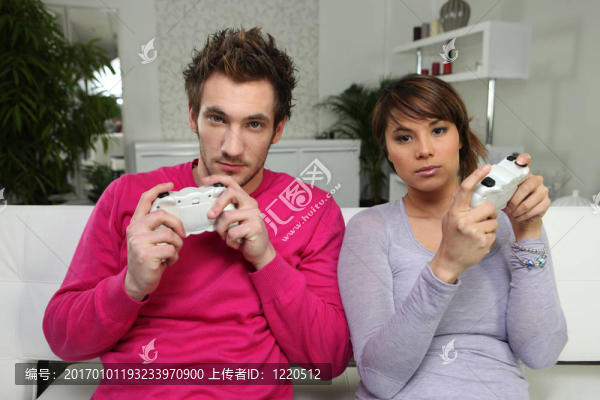 年輕夫婦玩電腦游戲