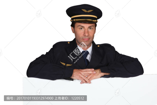 管家看著我們。