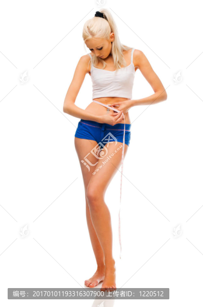 美麗的金發(fā)女人正在測量她的腰圍