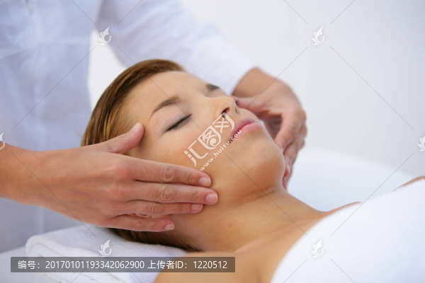 女人躺在臉上按摩背部