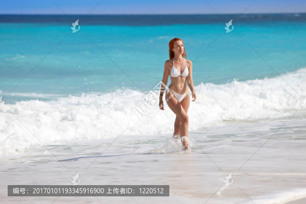 女孩離開大海