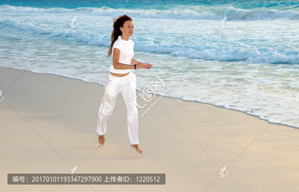 女孩沿著沖浪帶奔跑