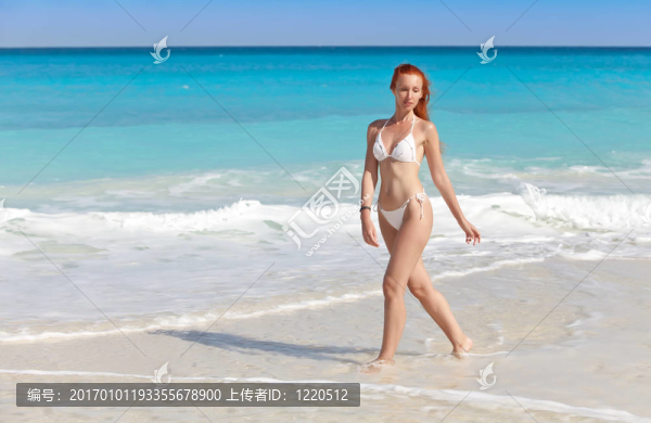 年輕女子在海上邊緣上海浪