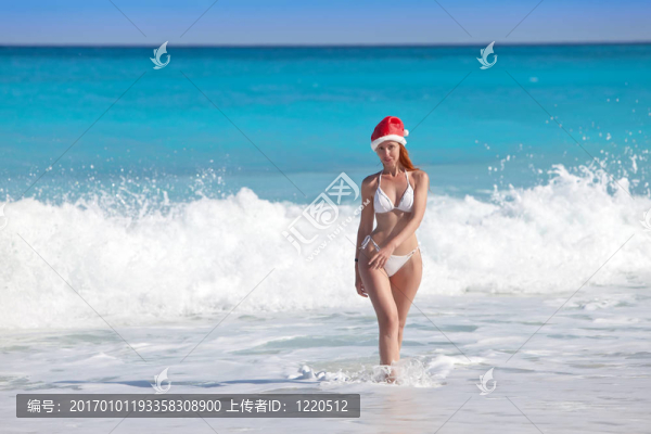 戴著圣誕老人帽子的女孩離開了大海