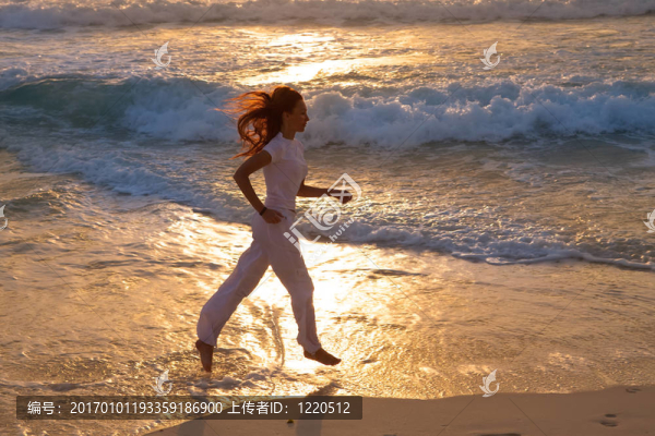 女人的剪影；沿著海岸日落