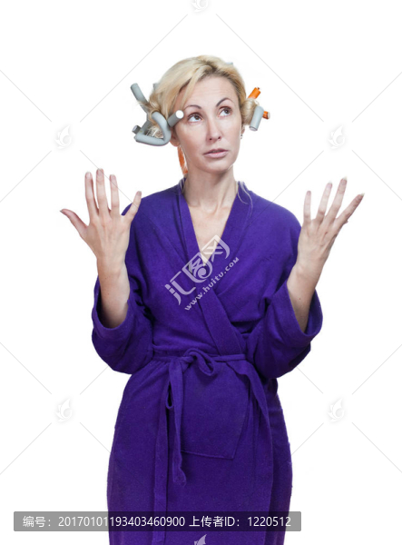 在家修整的主婦；沒有化妝；在卷發(fā)上，反映了什么
