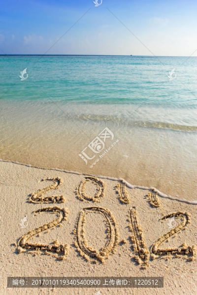 新的2012。海浪洗去銘文2011。