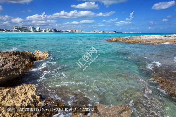 巖石海岸；遠(yuǎn)處的大海和城市