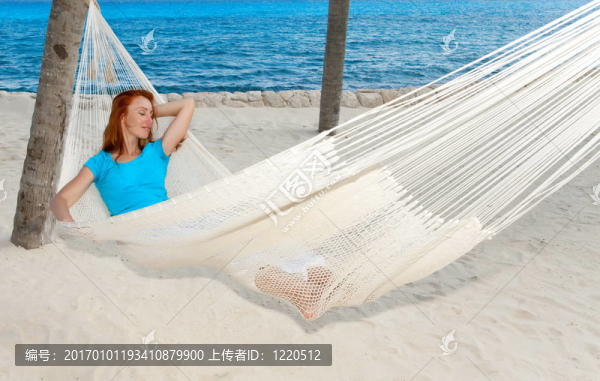 在吊床上的年輕女子