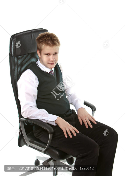穿著校服的男生坐著