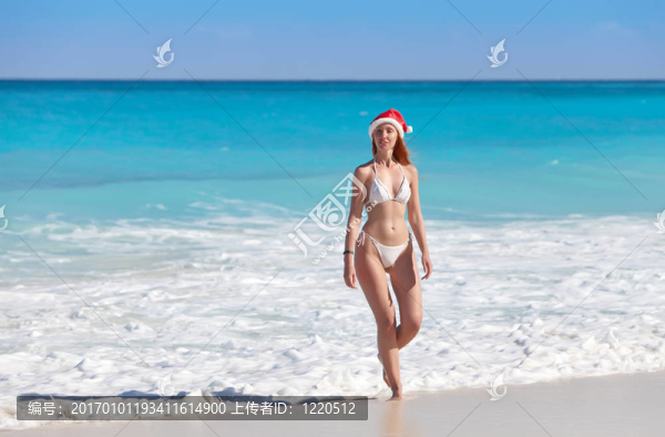戴著圣誕老人帽子的女孩離開了大海