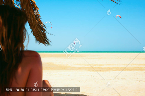 在海灘上放松的女人