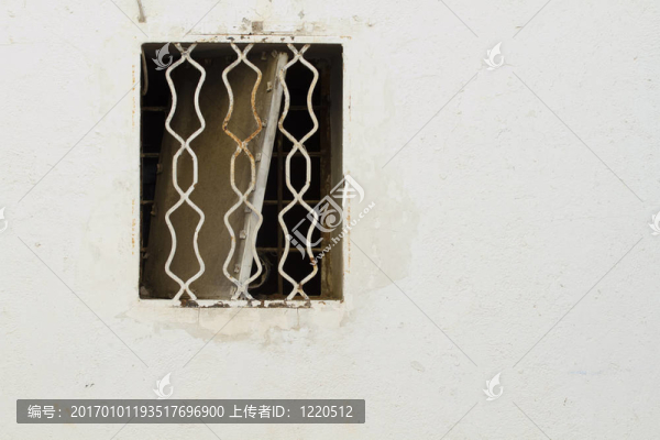 白墻上的老窗戶
