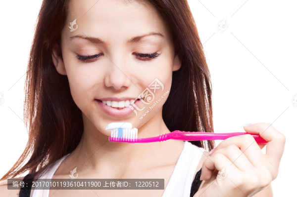 女人刷牙
