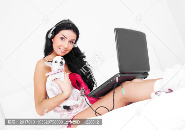 帶筆記本電腦的女孩
