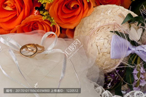 結(jié)婚禮物；結(jié)婚戒指和玫瑰花