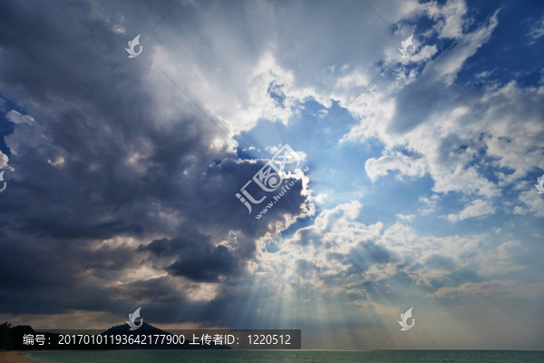 陽光下的海的天空