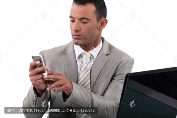 商人看著他的電話
