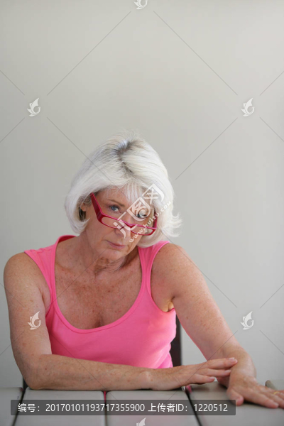 傷心的中年女士坐在桌旁