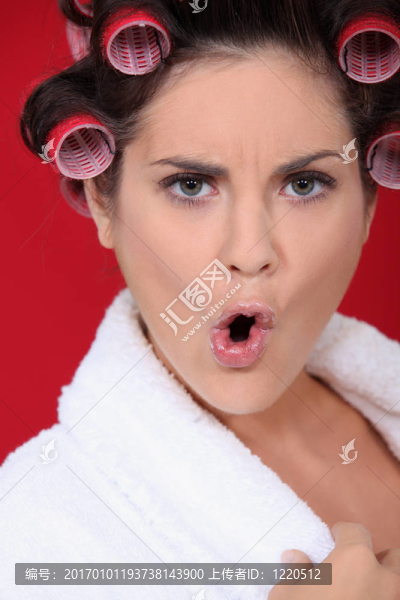 憤怒的女人用卷發(fā)
