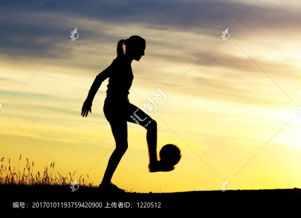 女人踢足球