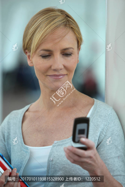 女人看手機