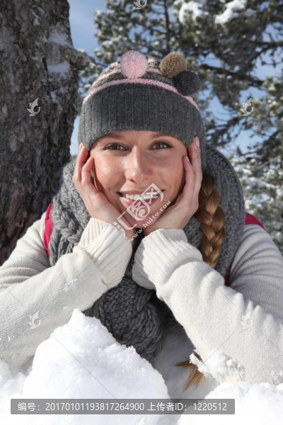 躺在雪地上的年輕女子