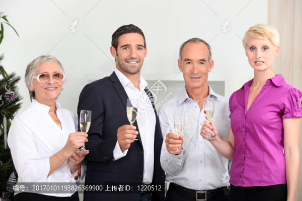 起泡酒敬酒的一家人
