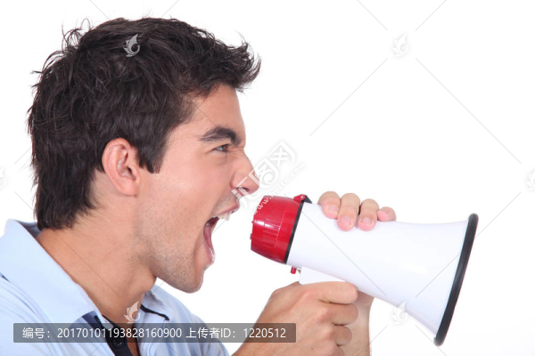 男子對著擴音器