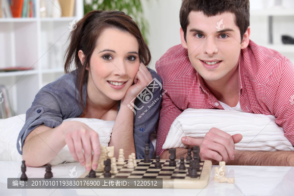 年輕人和年輕女子下棋