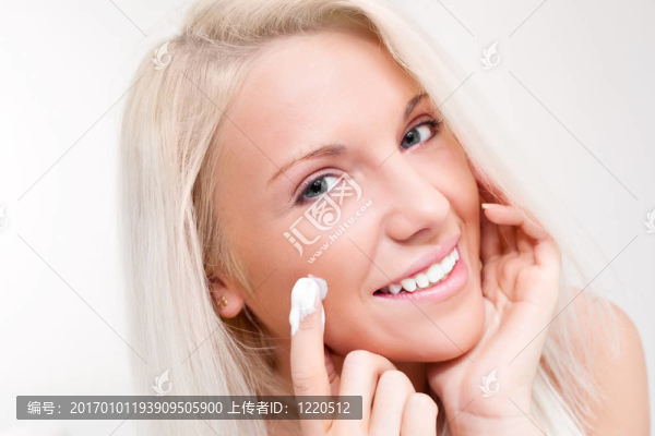 女人涂奶油