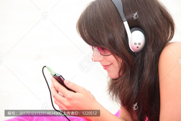 一個年輕女子聽音樂的肖像