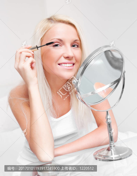 女人涂睫毛膏
