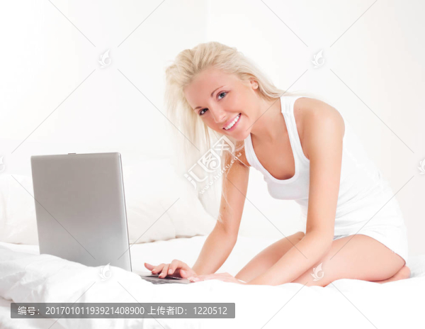 帶筆記本電腦的女孩