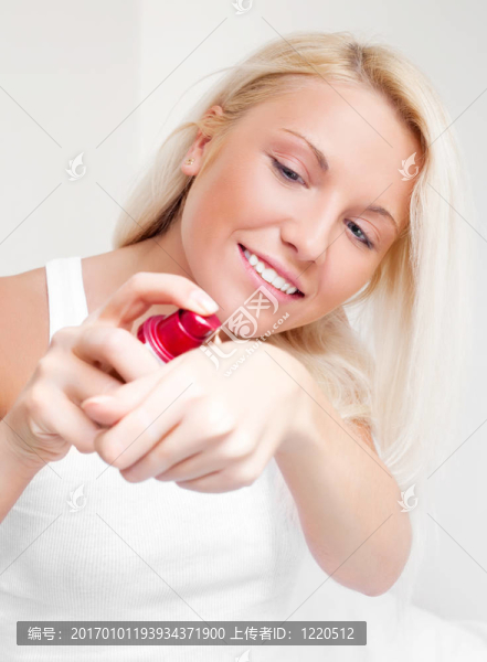 女人涂奶油