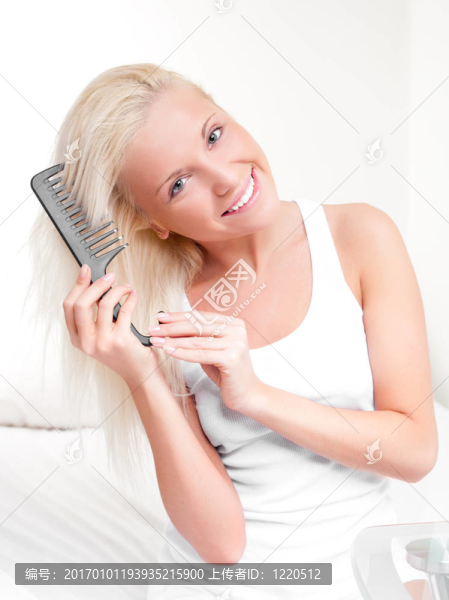女人梳頭發(fā)