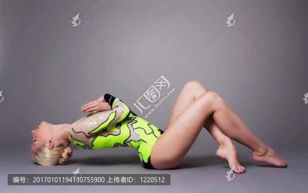 美麗的女人在體操運動員身上冒充灰色