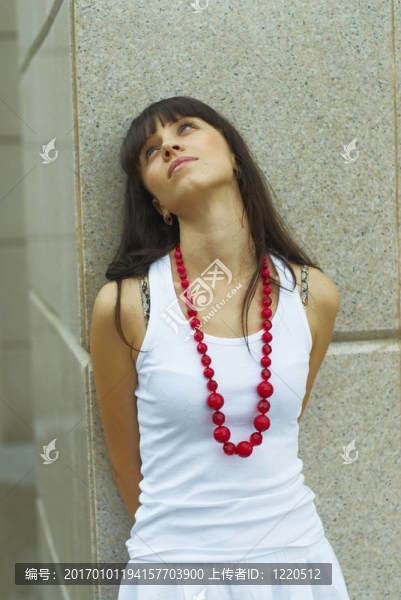 美女在墻前