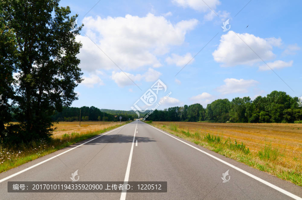 空曠的鄉(xiāng)間道路