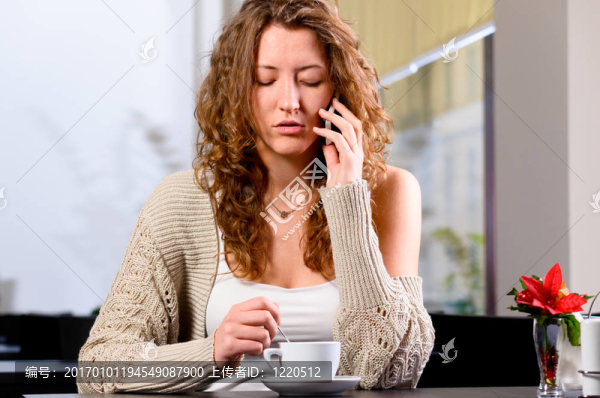 年輕女人正在講電話