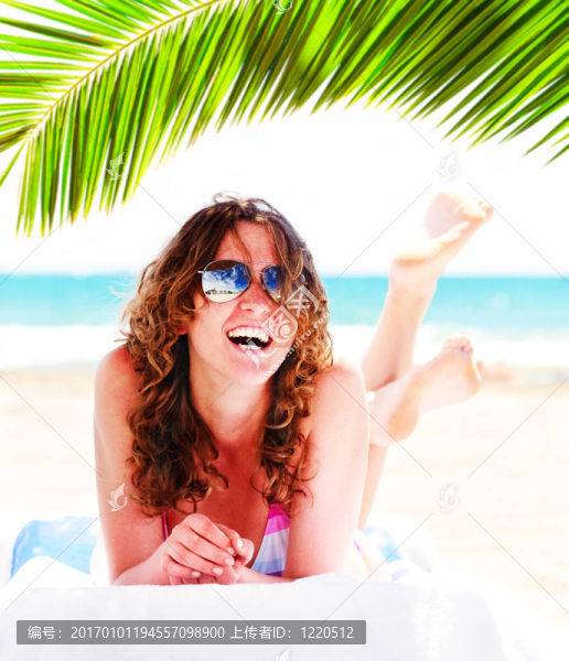 海灘上的漂亮女人