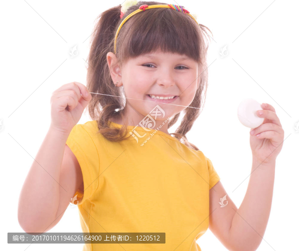 小女孩用她的牙齒
