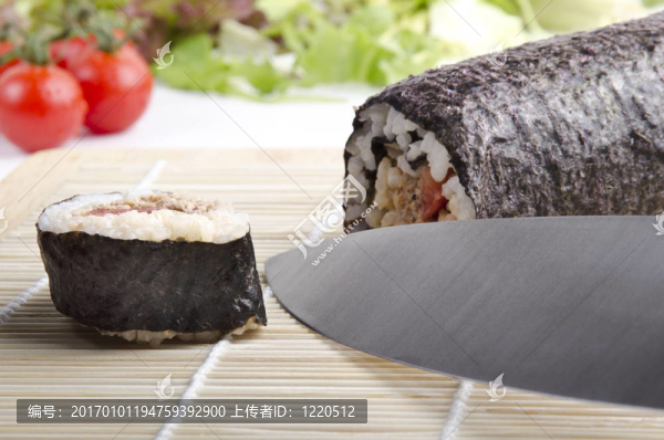 壽司卷在切成部分之前