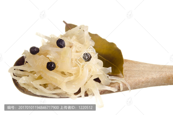 泡菜和月桂樹(shù)葉上的木勺子