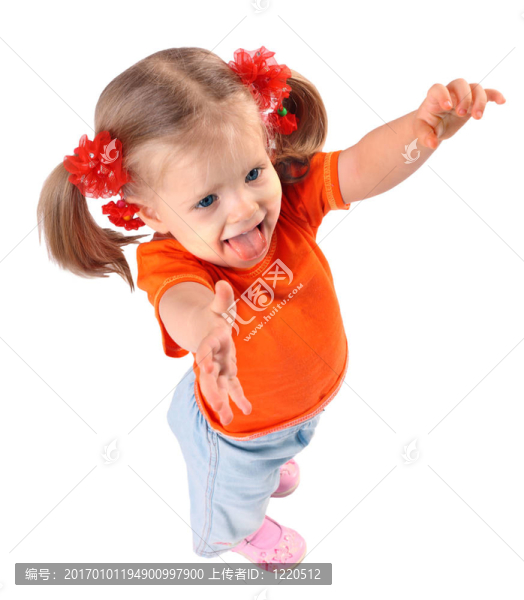 嬰兒在橙色T恤。分離。