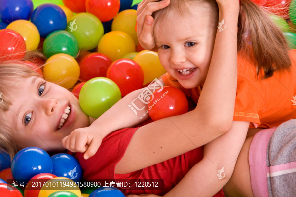 生日兩個(gè)女孩在運(yùn)動(dòng)衫與球。