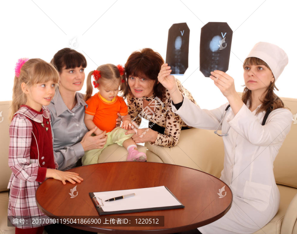 醫(yī)生與X射線圖片和家庭。